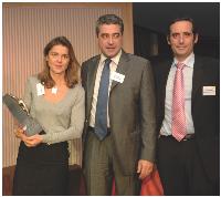 Véronique Motte (CPM), accompagnée de son client Thierry Boulât (Kraft Foods), ont reçu le trophée remis par Alain Ducrocq (Sorap).