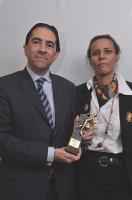 Gérald Karsenti a reçu son trophée des mains d'Yvelise Lebon, directrice de l'Unité Marketing et commercial de la Cegos.