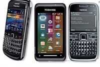De gauche à droite: BlackBerry Bold 9700, Toshiba TG01WP2 et Nokia E72.