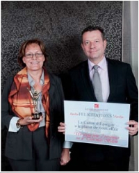 Sylviane Pitschi a reçu le 1er prix des mains de Florent Lamoureux (Caisse d'Epargne).