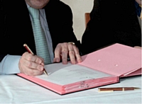 A la signature d'un bail, l'activité du repreneur doit être bien spécifiée. L'ancien propriétaire peut refuser celle évoquée par le futur acquéreur. L'annotation «utilisation des locaux pour toute activité» reste idéale.