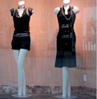 La mise en place de mannequins permet de personnaliser la vitrine et de mettre en valeur les produits.