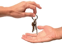 Avant la remise des clés, n'oubliez pas de relire les articles 606 et 605 du Code civil, qui détaillent les charges à supporter tant par le propriétaire que par le locataire.