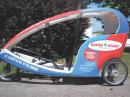 Grâce à son vélo-taxi, Cyclova combine les activités de taxi et d'afficheur publicitaire.