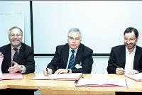 Alain Borowski (à gauche), président de l'Ugap, signe la convention en compagnie de Philippe Domy (au centre), président du GCS UniHA, et de Pascal Mariotti, délégué général du GCS UniHA.