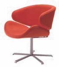 A mi-chemin entre le fauteuil et le siège, Jive a été conçu par le designer Anders Norgaard.