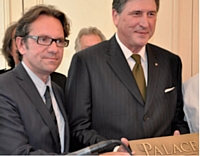 Frédéric Lefebvre remet la plaque Palace au directeur du Bristol, Didier Le Calvez.