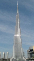 Burj Khalifa, la tour la plus haute du monde, est l'une des grandes attractions touristiques de Dubaï.