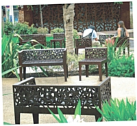 - La Ville de Cannes a opté pour des bancs en acier rouillé stabilisé évoquant du mobilier de jardin.