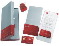 Ce Welcome Pack haut de gamme arbore les couleurs de SFR. Ce mailing vise une cible restreinte de clients qualitatifs et r véhicule un message valorisé. Le destinataire est de ce fait valorisé.