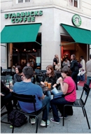 Pour renforcer sa notoriété auprès des jeunes urbains, Starbucks utilise les réseaux sociaux, type Facebook, comme outil de communication «push».