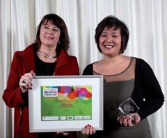 Céline Baumann (La Poste Courrier) a remi le trophée à Thuy-An Nguye (Croix-Rouge Française)