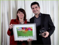 Céline Baumann (La Poste Courrier) a remis le prix à Fabrice Tolédano (Numericable).