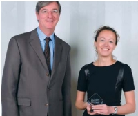 Amélie Bourgeois-Dagues a reçu son p rix des mains de Christian Devambez, p-dg d'ImpriFrance.