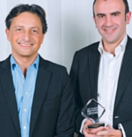 Roger Lei, directeur marketing de l'offre chez LaSer, a remis le trophée de l'Homme Marketing Client de l'année à Nicolas Le Hérissie
