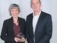 Agnès Ogier s'est vu remettre son prix par Eric Corrius, Europe general manager de Vocalcom.