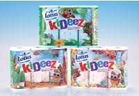 Les packagings se déclinent en trois décors: la jungle, le désert et l'océan, qui mettent en avant la mascotte d'un petit lémurien.