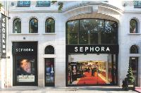 Le magasin des ChampsElysées a ouvert en 1996. Avec ses 1500 m2, c'est le flagship de l'enseigne.