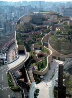 Construit au-dessus d'une gare, le centre commercial japonais namba Park offre un véritable jardin en terrasse.