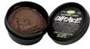 La marque Lush propose dans ses boutiques des produits cosmétiques frais et faits main à base de fruits et légumes bio.