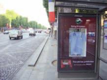 Pour le lancement du mobile Walkman W995 de Sony Ericsson, JCDecaux a associé le showcase, le showscreen et le MP3case afin de diffuser des parodies de séries, comme ici Grey's Anatomy.