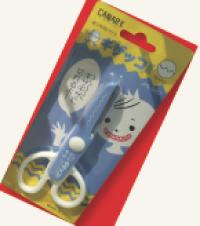 Pour augmenter le fun de se couper les cheveux soi-même quand on a 10 ans: des ciseaux crantés, c'est encore mieux!