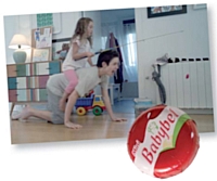 Le nouveau spot de Mini Babybel se veut avant tout ludique.