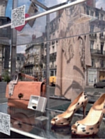Le QR code relie la réalité au virtuel, comme dans cette vitrine, conçue par eBay, fixée sur une voiture.