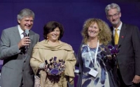 La délégation française d'Esomar, co-représentée par Pascale Zobec (à gauche) et Elisabeth Martine-Cosnefroy (à droite), a été élue meilleure représentante de l'année lors du congrès annuel.