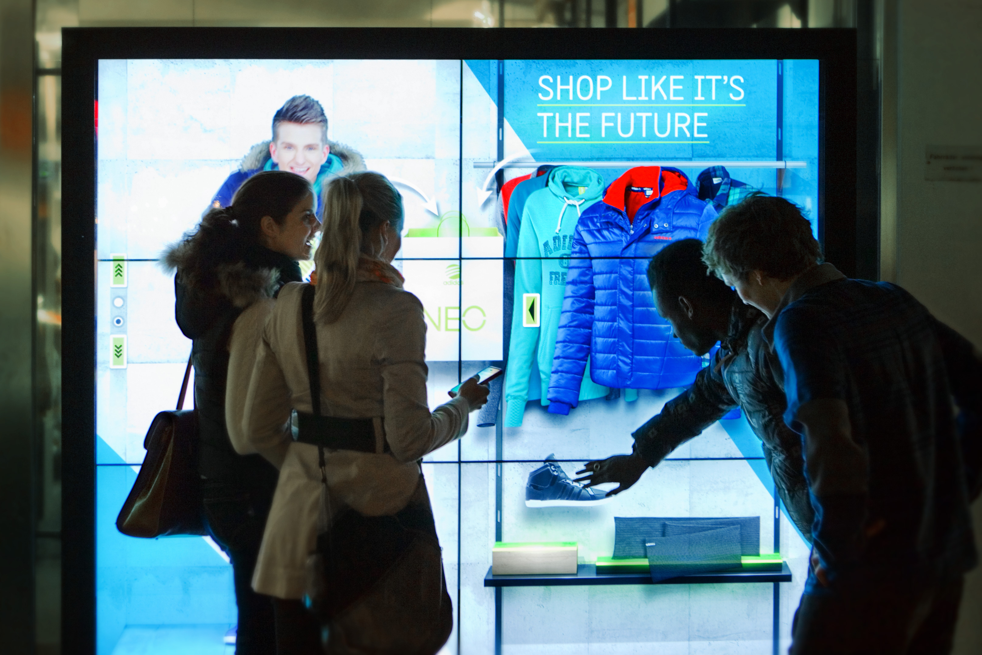 Проверить витрина. Интерактивная витрина для магазина. Реклама интерактивная витрина. Витрина будущего. Витрины в цифровом магазине.