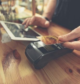 Intelligent et connecté, le terminal de paiement transforme les codes et enrichit le parcours client