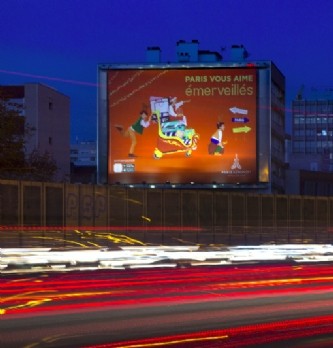 Paris Aéroport vous aime et veut le prouver en affichage et social media