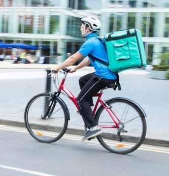 Eviter la requalification en contrat de travail pour les coursiers et chauffeurs de plateformes numériques, mission impossible ?