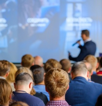 Les interventions de conférenciers en entreprise : quel ROI ?