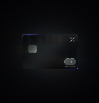 Qonto lance X, une carte de paiement en métal pour les professionnels