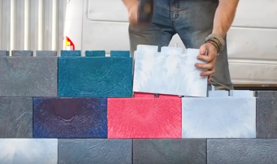 Samji recycle le plastique en briques