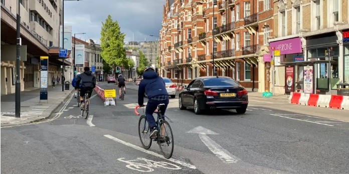 Des pistes cyclables temporaires ont surgi dans les villes du monde entier pendant la pandémie, comme ici à Londres. Texturemaster/Shutterstock