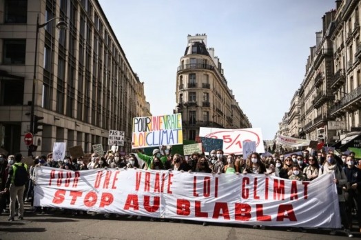 Le 28 mars 2021 à Paris, manifestation pour une ' vraie ' loi Climat. HRISTOPHE ARCHAMBAULT / AFP