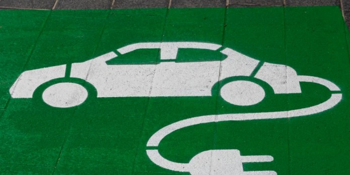 La voiture électrique permet de décarboner en partie les transports, mais le devenir des batteries après leur utilisation reste un problème ouvert. Michael Marais, Flickr, CC BY