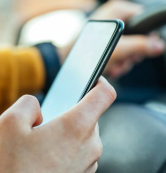 Mobilité : Téléphone au volant : pourquoi les entreprises ont-elles besoin d’une politique de gestion interne ?